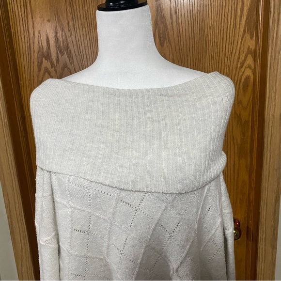 Plus size turtle neck/off the shoulder - Picture 4 of 6